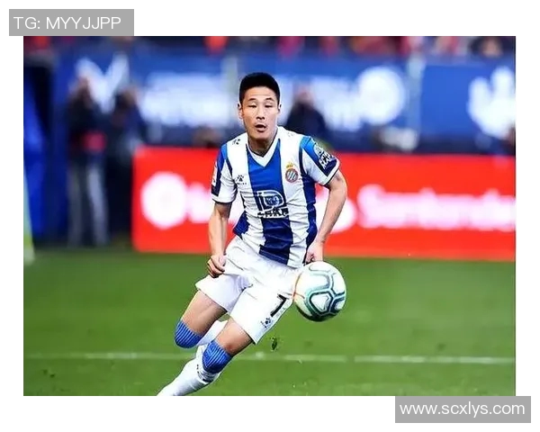 足球明星在球场上铲倒小球迷的搞笑瞬间引发热议与欢笑